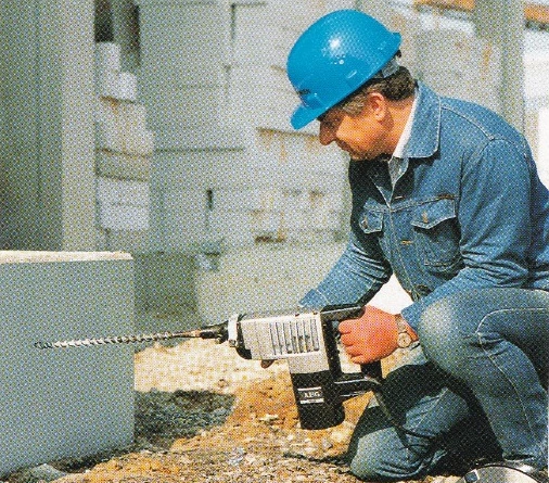Arbeiter mit Bohrhammer auf einer historischen Hoeckle-Prospektaufnahme